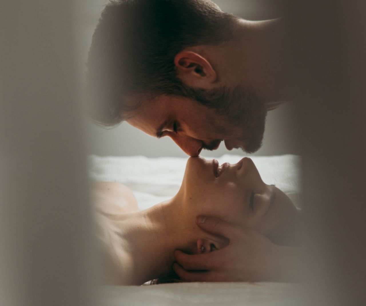 Es begegnen sich ein Mann und eine Frau auf intime Art und Weise.