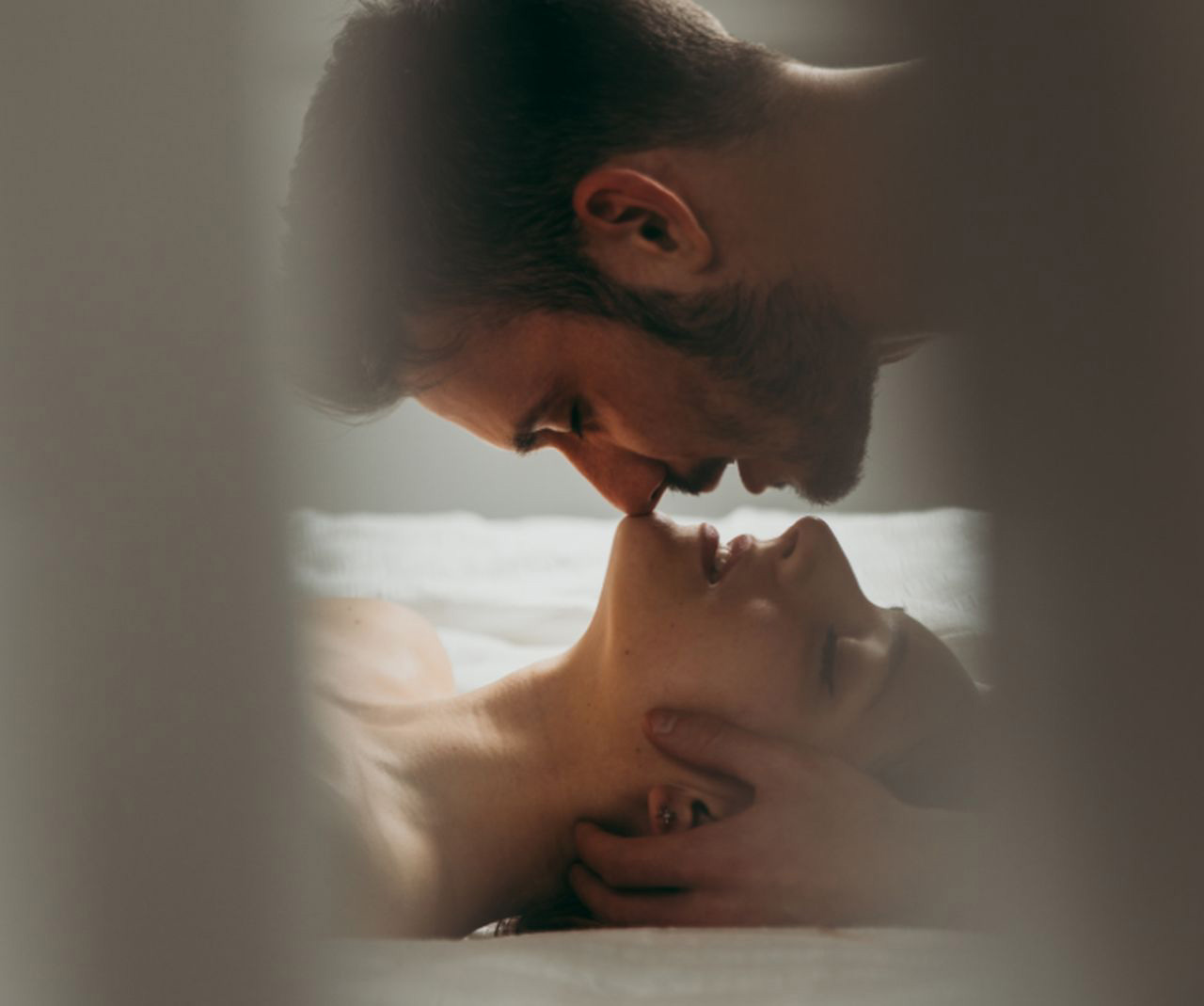 Es begegnen sich ein Mann und eine Frau auf intime Art und Weise.