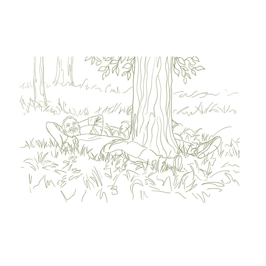 Ein Mann liegt strahlend im Wald.